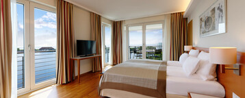 Rundum Wasserblick aus dem Schlafzimmer der Executive Suite im ATLANTIC Hotel Wilhelmshaven